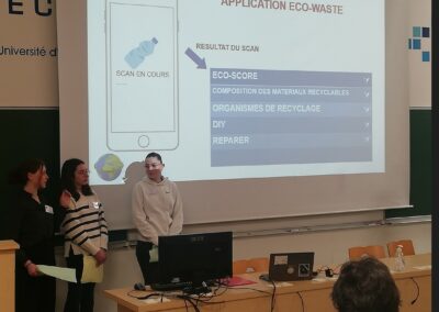 Le groupe de Loane (3ème à droite) et le projet Eco- Waste